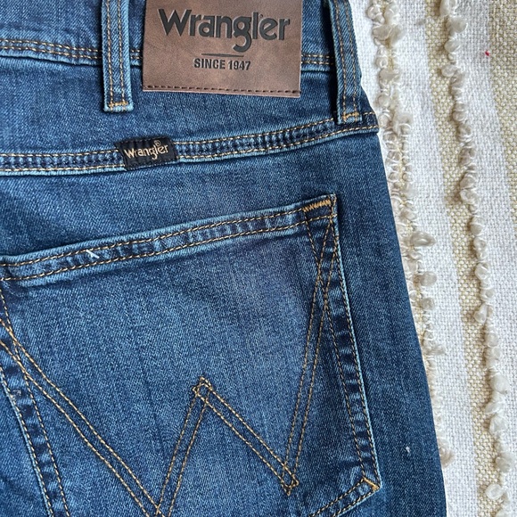 Men’s Wrangler Relaxed Fit Jeans NWOT 34x30 Regular Fit Blue Denim - Picture 6 of 8